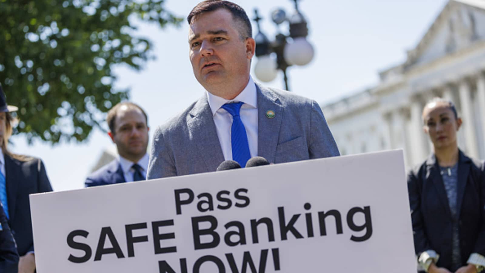 Bipartisan Lawmakers In The U.S. House And Senate Bring Back The Marijuana Banking Bill!
